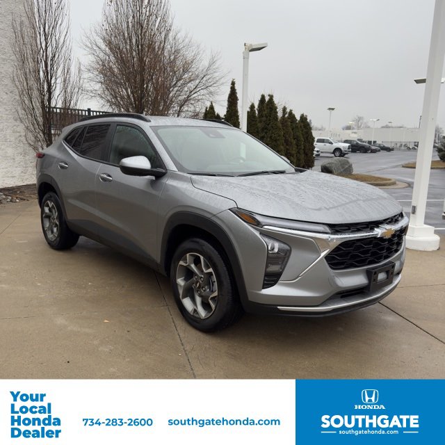 Used 2025 Chevrolet Trax LT w/ LT Convenience Package image 1