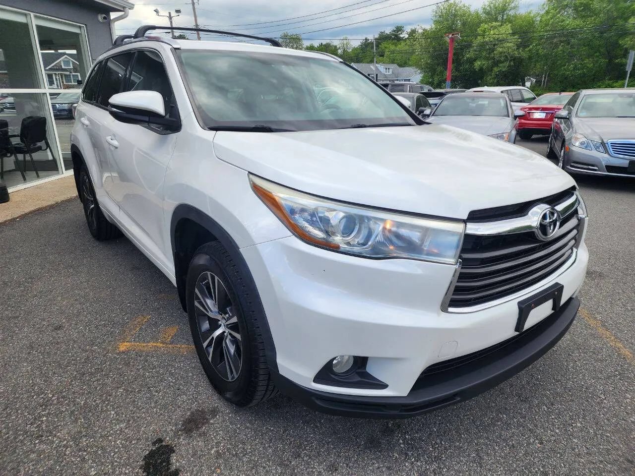 Used 2016 Toyota Highlander XLE AWD/4WD image 3
