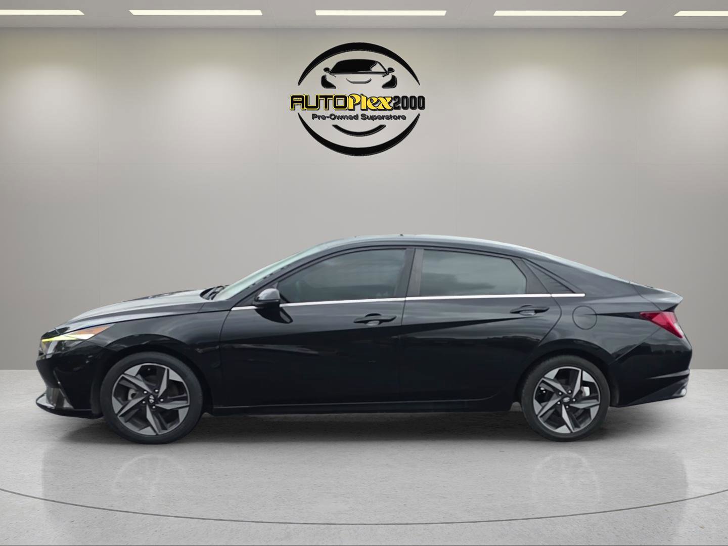 Used 2021 Hyundai Elantra SEL w/ Convenience + Premium Package FWD image 4