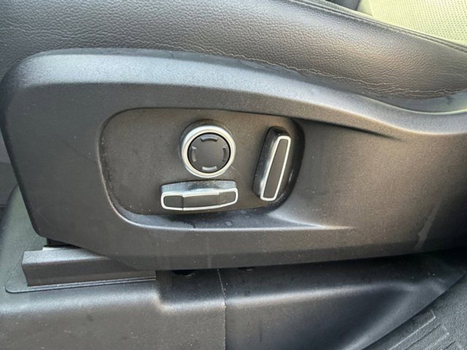 Used 2024 Land Rover Defender 130 S image 11