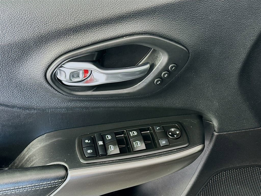 Used 2020 Jeep Cherokee Limited image 17