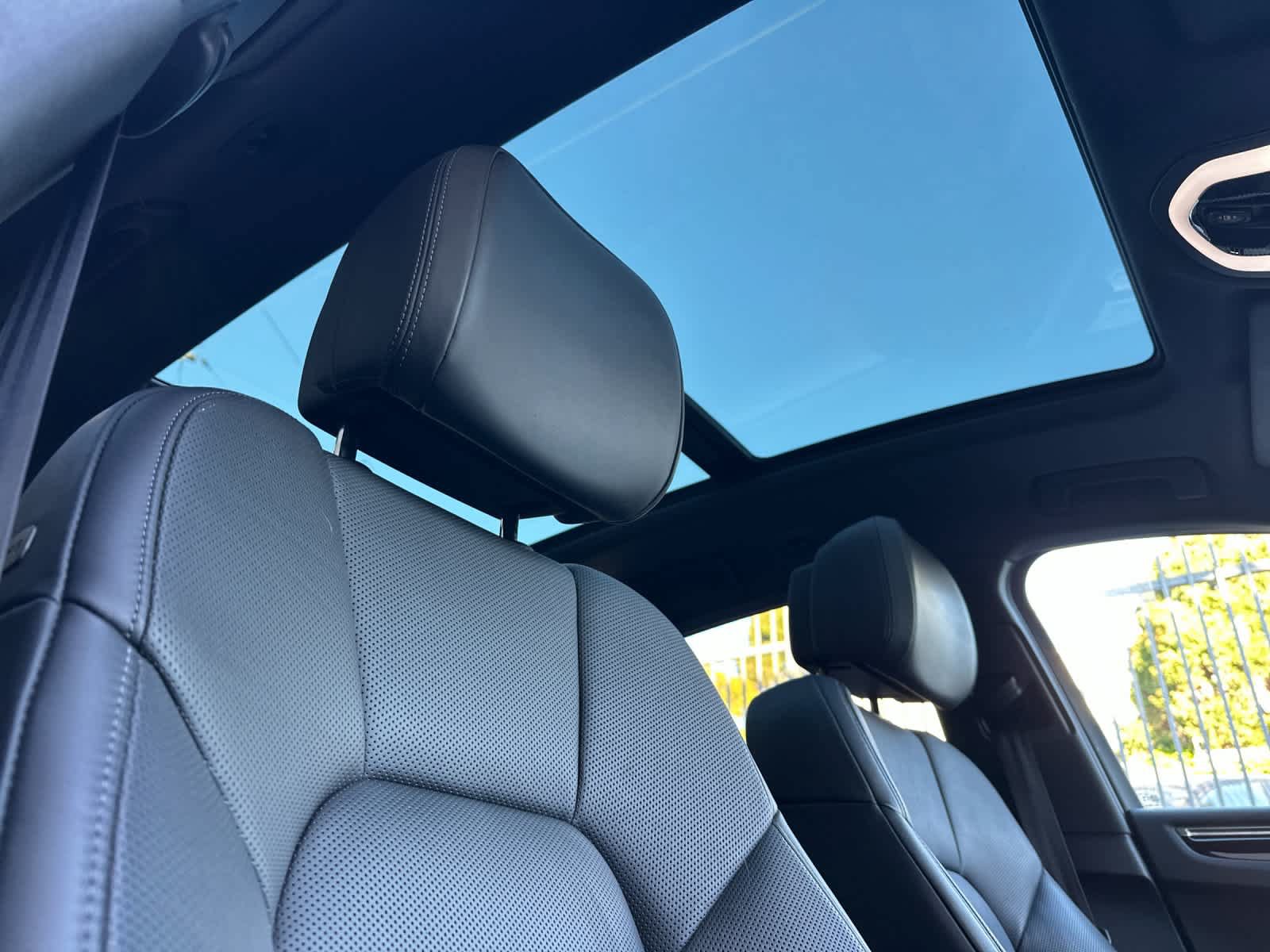 Certified 2025 Porsche Macan AWD/4WD image 18