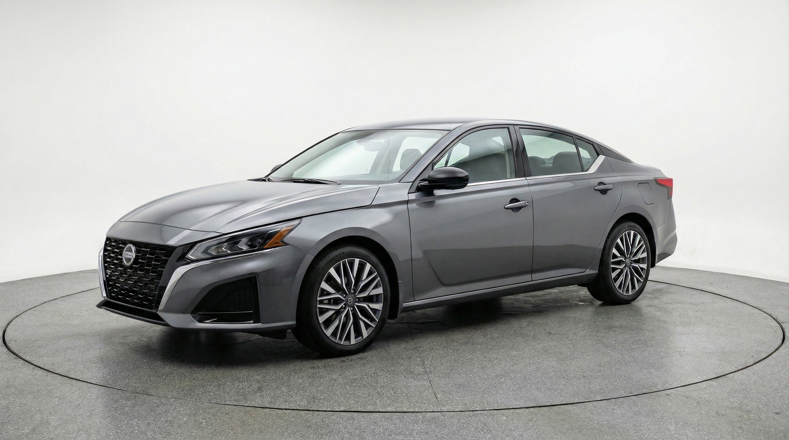Used 2025 Nissan Altima 2.5 SV image 3