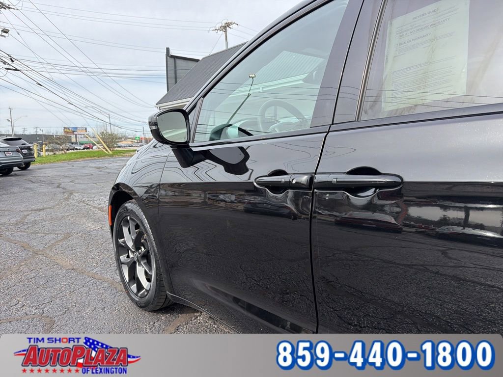 Used 2025 Chrysler Pacifica Limited image 37