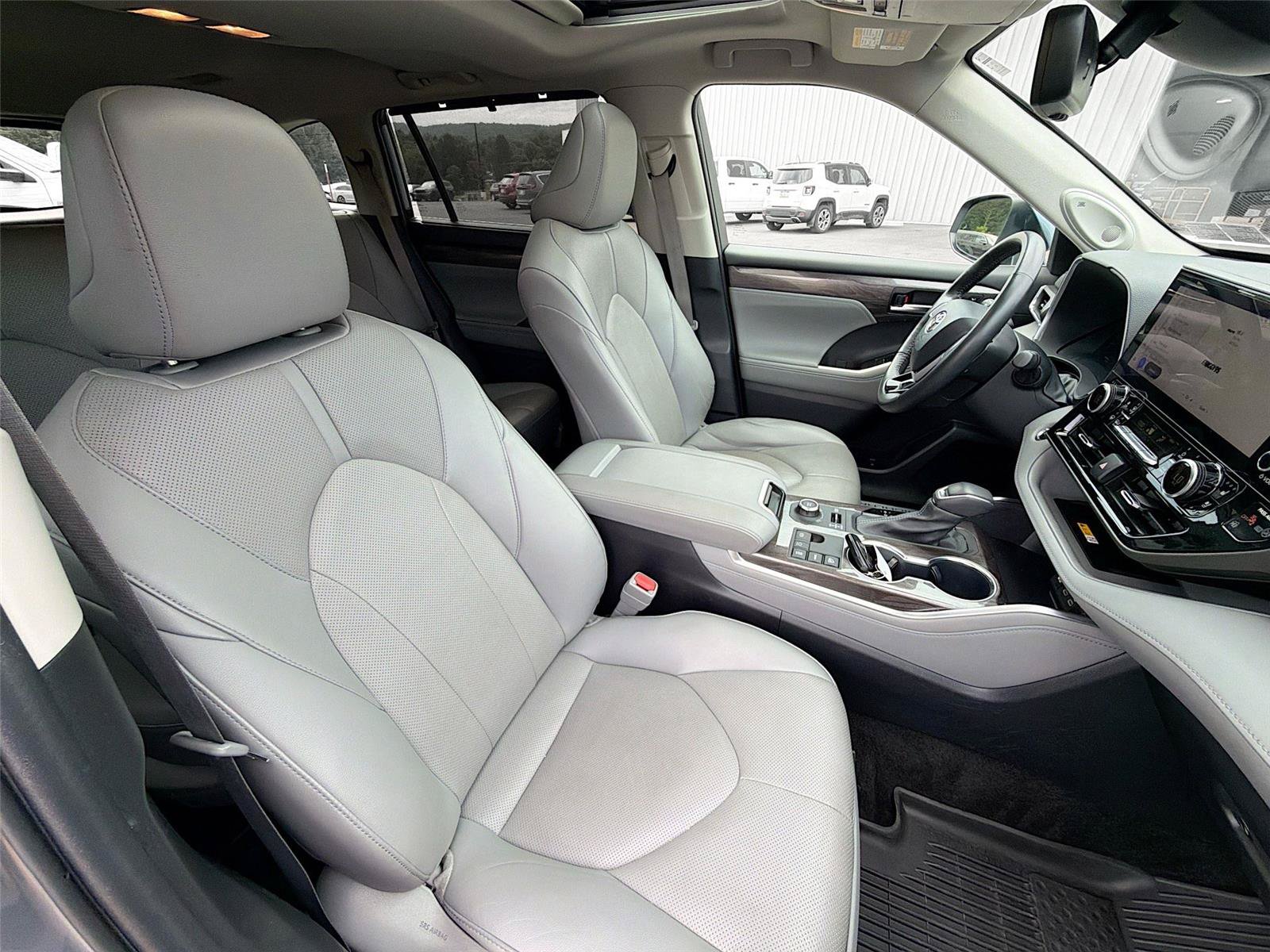Used 2023 Toyota Highlander Limited AWD/4WD image 30