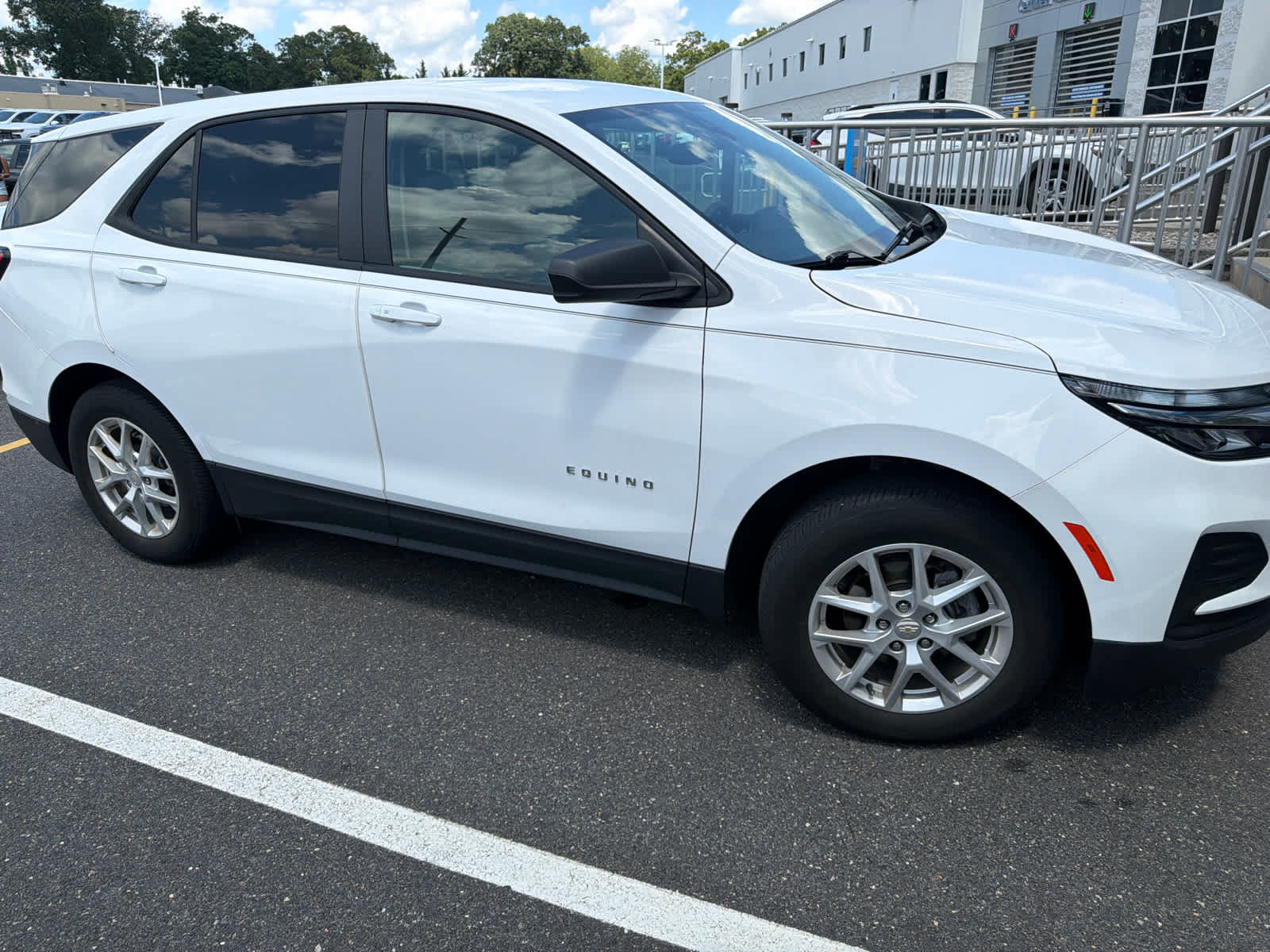 Certified 2024 Chevrolet Equinox LS w/ LS Convenience Package AWD/4WD image 3