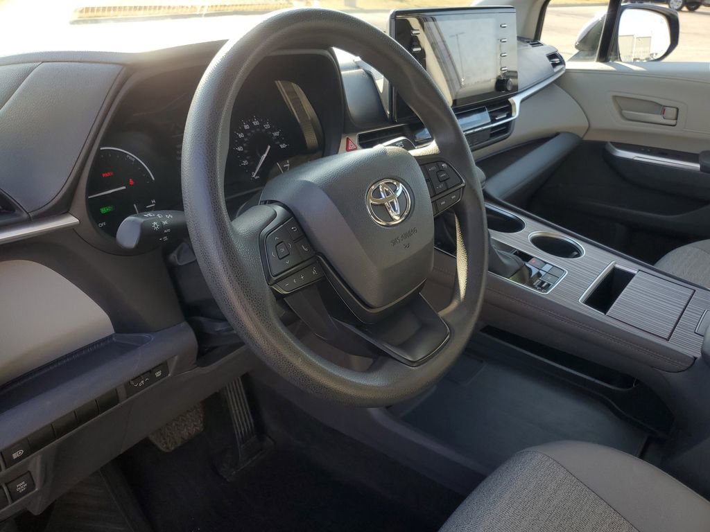 Used 2023 Toyota Sienna LE image 13