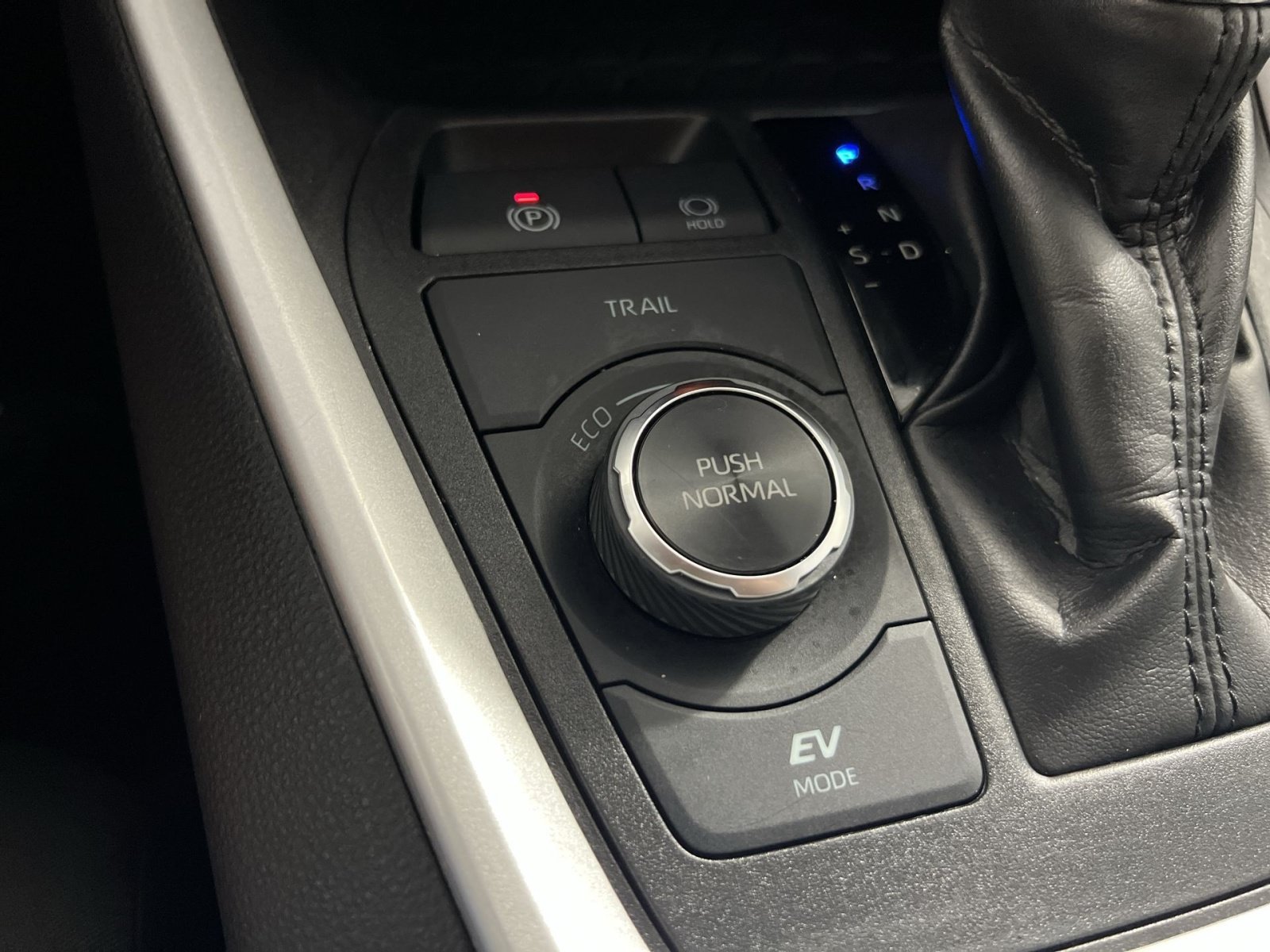 Used 2025 Toyota RAV4 XLE AWD/4WD image 32