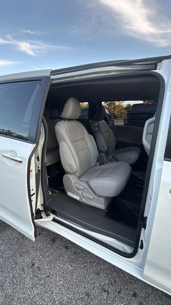 Used 2016 Toyota Sienna XLE image 11