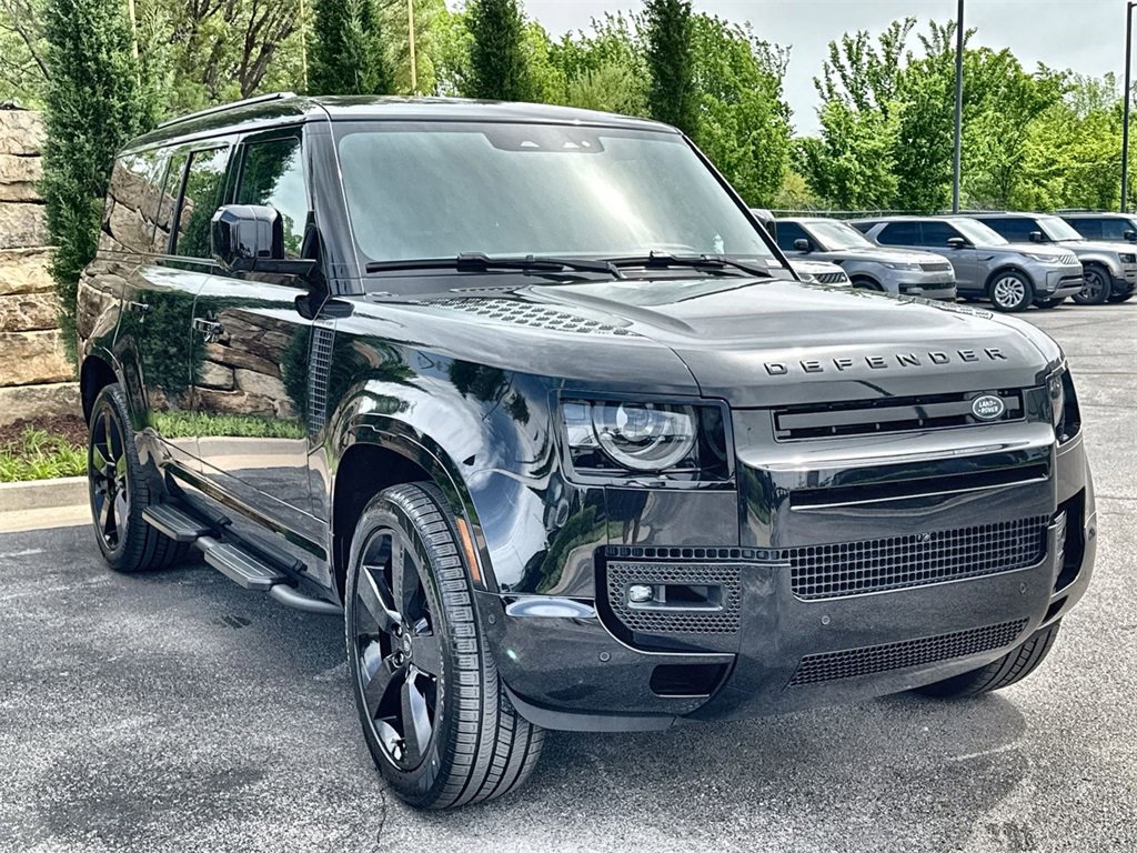 Used 2025 Land Rover Defender 130 X-Dynamic SE image 7