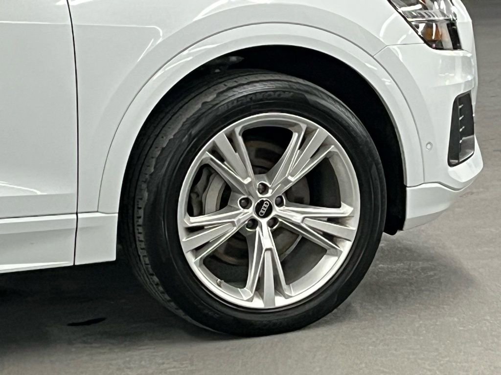 Used 2023 Audi Q8 Premium image 38