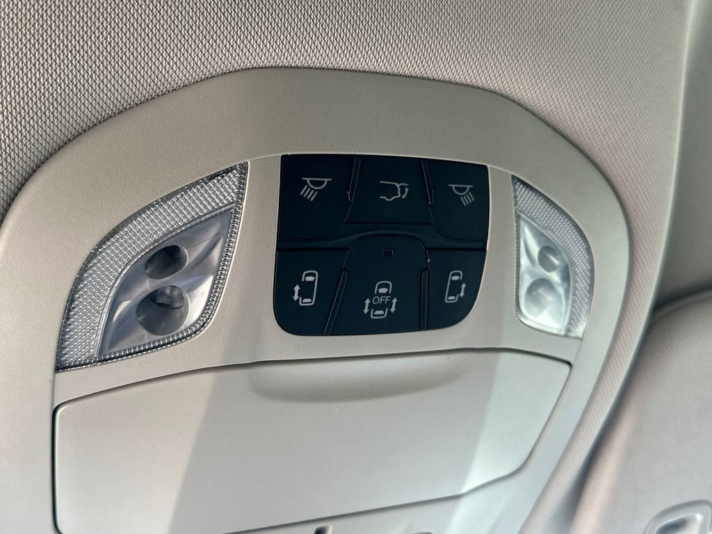 Used 2023 Chrysler Pacifica Touring-L image 31