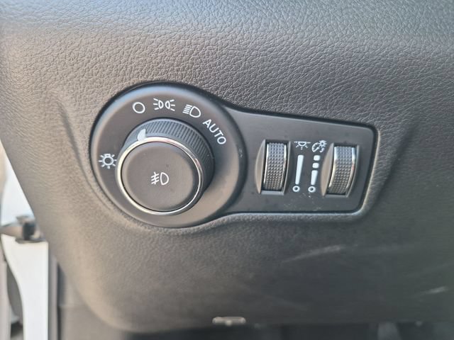 Used 2025 Jeep Compass Latitude AWD/4WD image 16