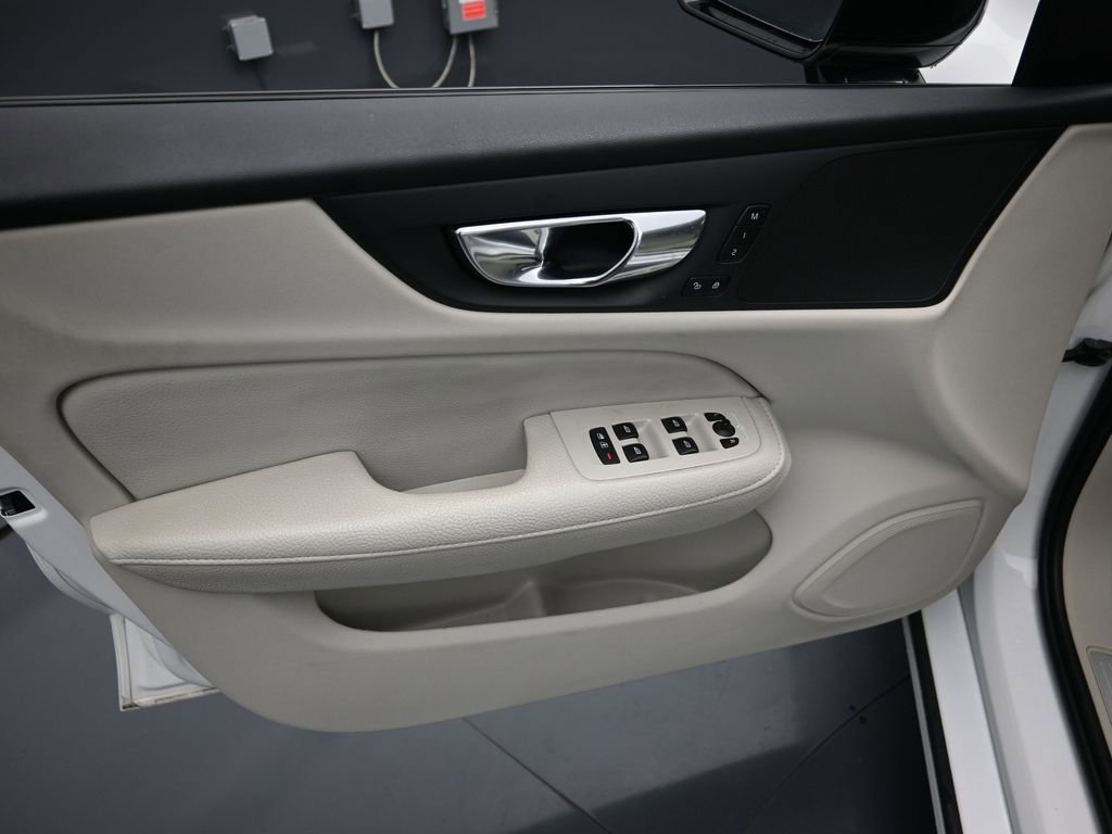 Used 2021 Volvo S60 T5 Momentum w/ Premium Package image 10