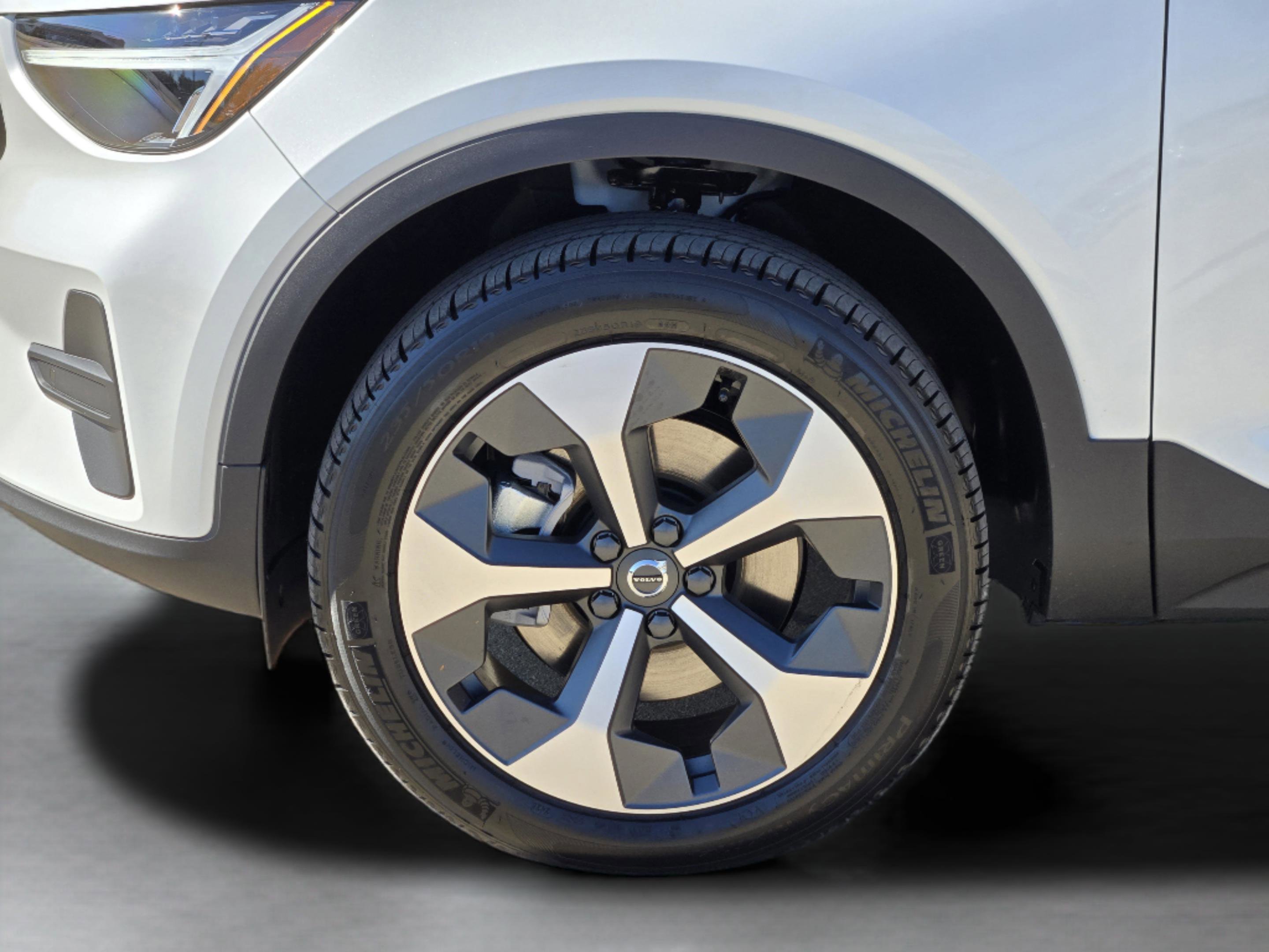 New 2026 Volvo XC40 B4 Core w/ Climate Package FWD image 32