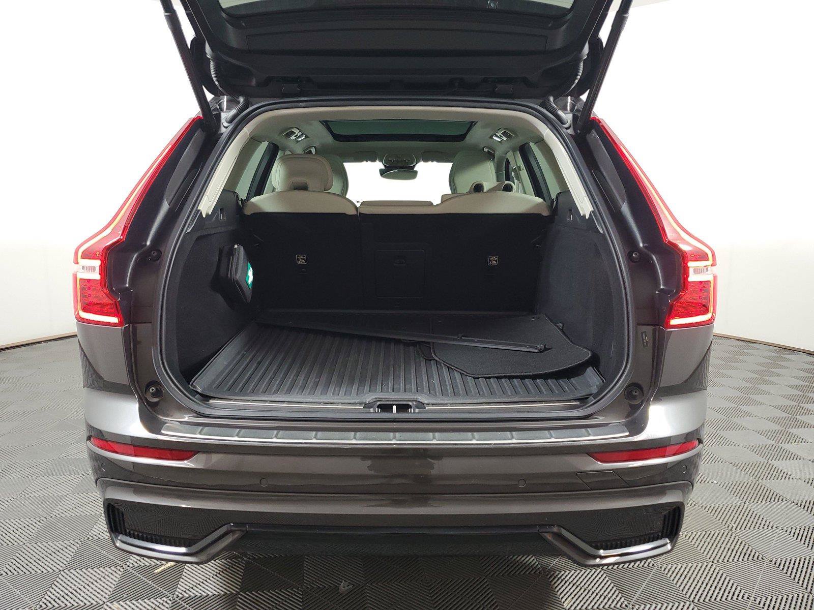 Used 2024 Volvo XC60 B5 Plus w/ Protection Package Premier AWD/4WD image 9