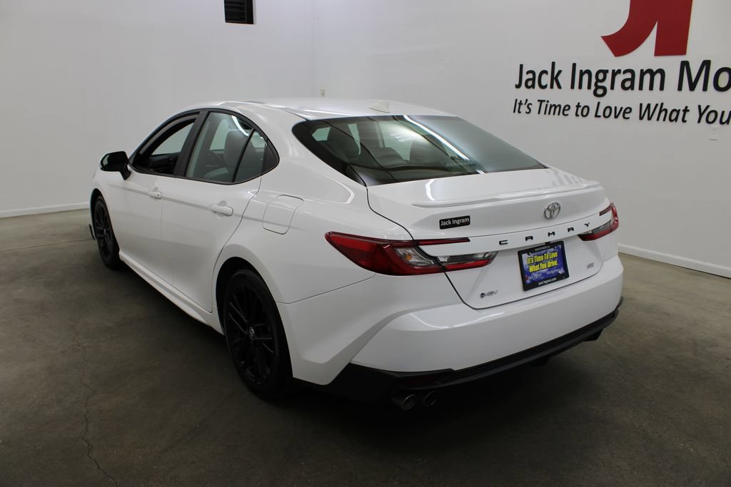 Used 2025 Toyota Camry SE FWD image 3
