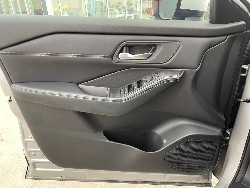 Certified 2025 Nissan Rogue SV w/ SV Premium Package FWD image 9