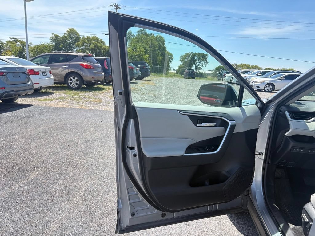 Used 2021 Toyota RAV4 XLE w/ Convenience Package AWD/4WD image 16