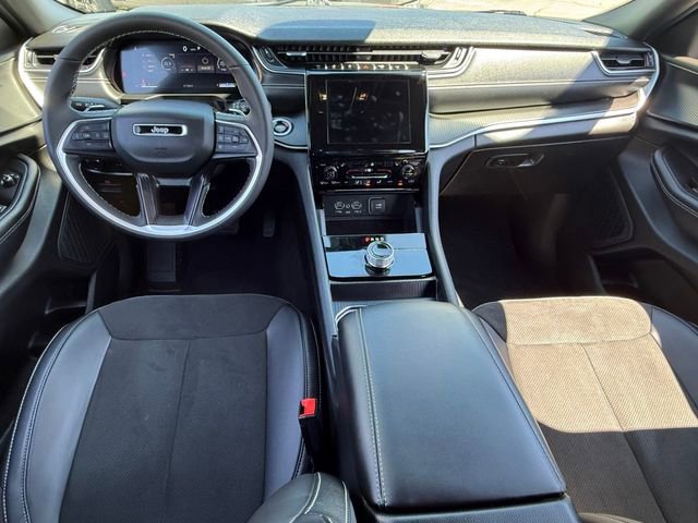 Used 2025 Jeep Grand Cherokee Altitude AWD/4WD image 7