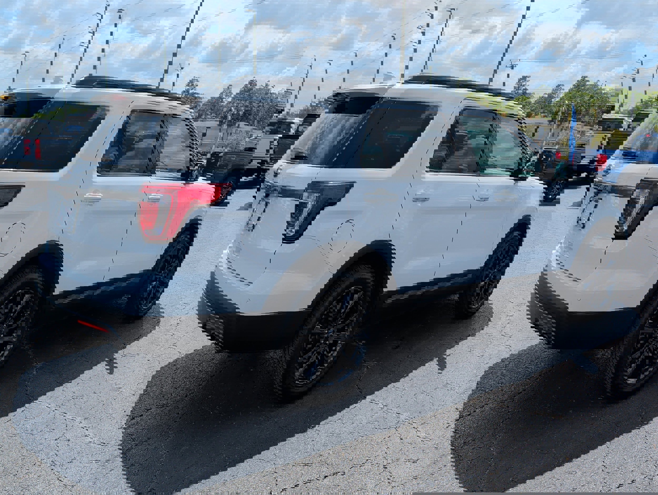 Used 2017 Ford Explorer XLT w/ Equipment Group 202A FWD image 5