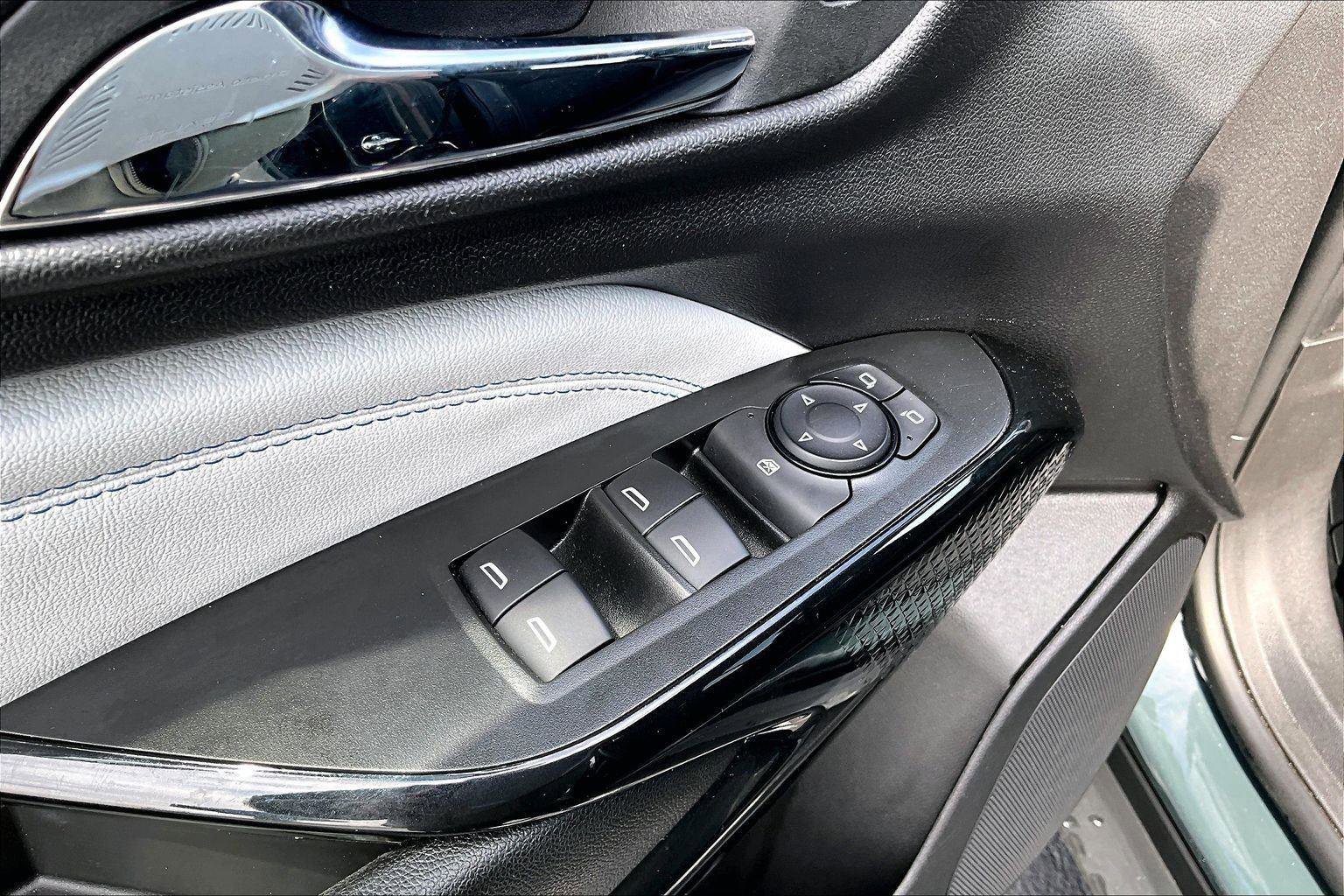 Used 2025 Chevrolet Trax LT FWD image 36