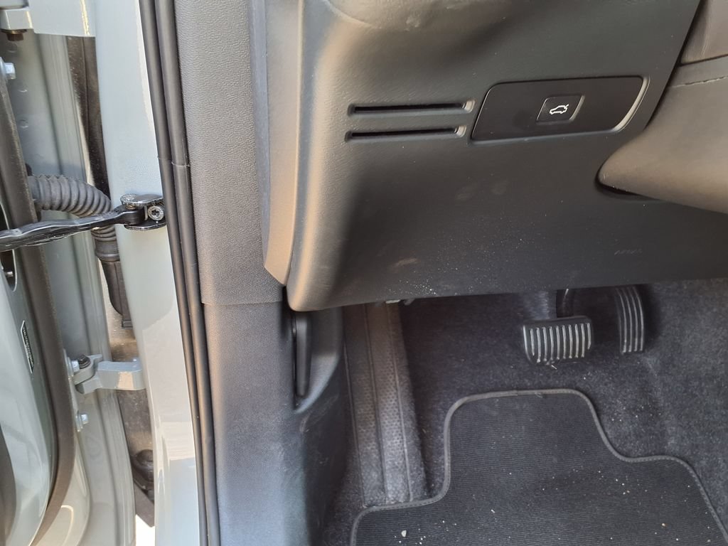 Used 2025 Volvo XC40 B5 Plus AWD/4WD image 18