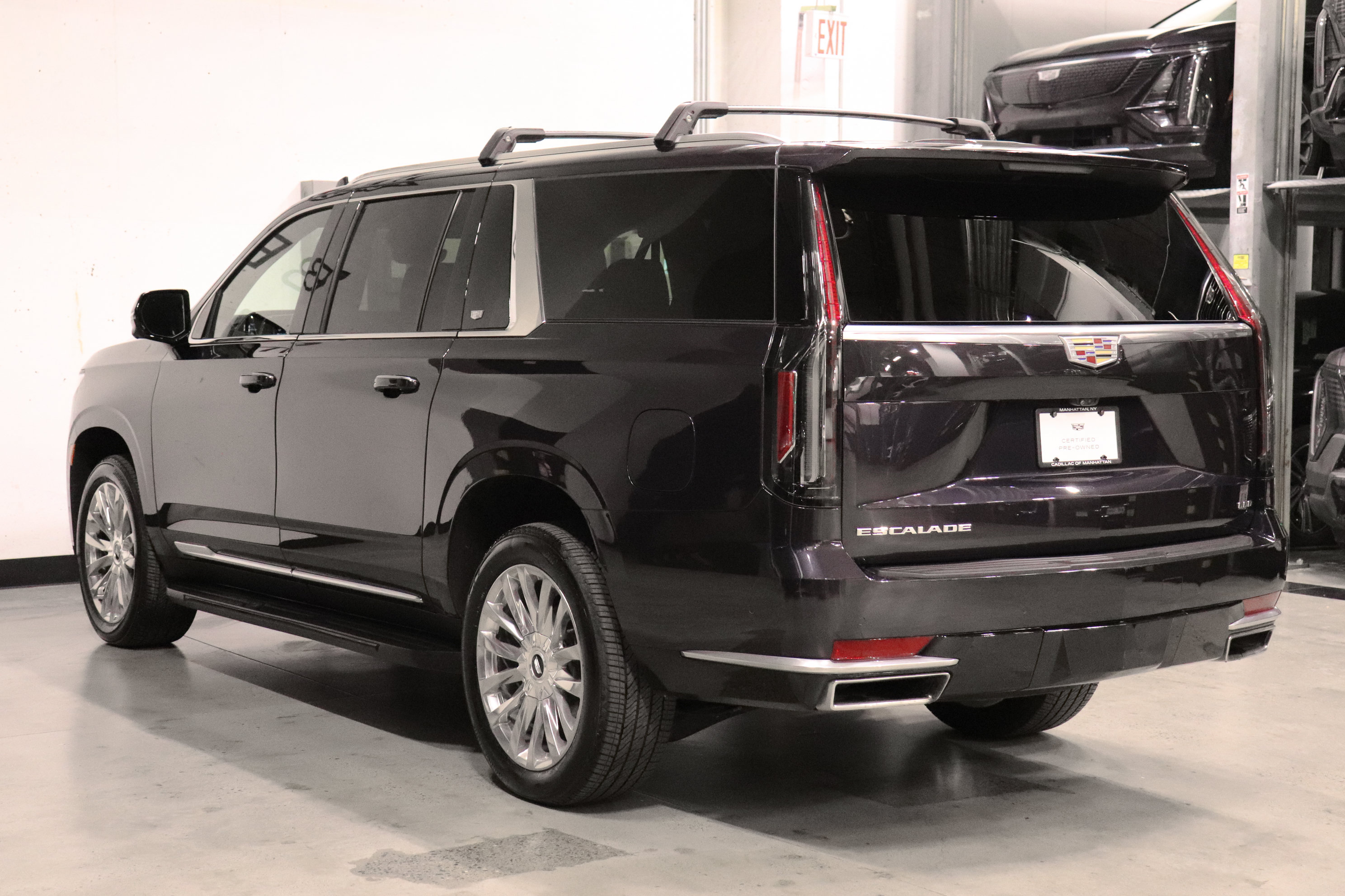 Used 2023 Cadillac Escalade ESV Premium Luxury AWD/4WD image 3