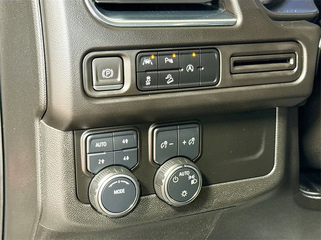 Used 2023 Chevrolet Suburban Premier image 29
