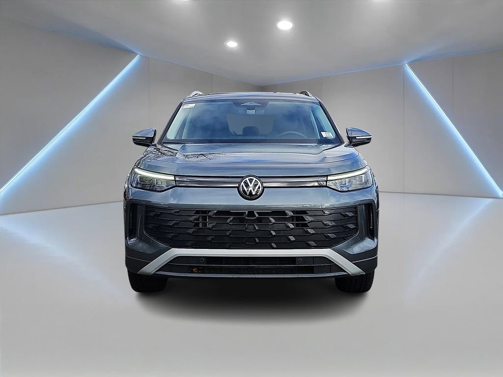 Certified 2025 Volkswagen Tiguan SE w/ Panoramic Sunroof Package image 2