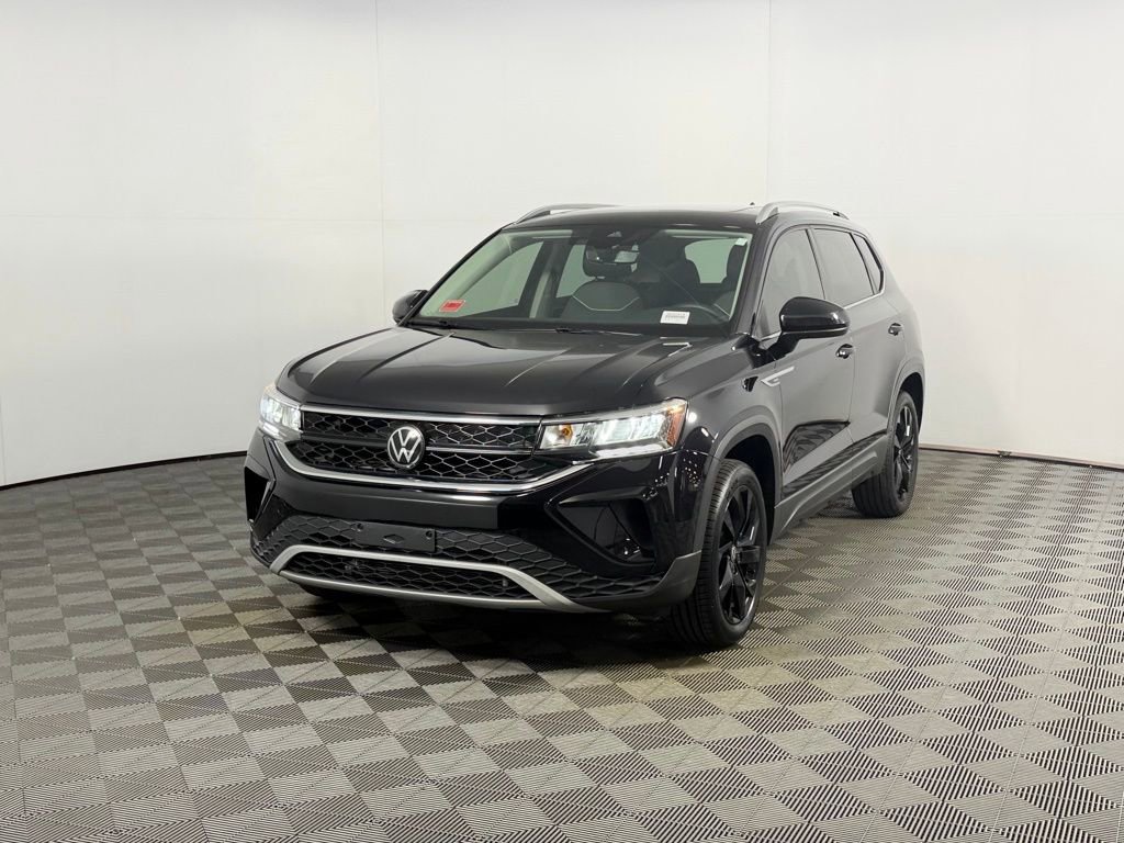 Used 2023 Volkswagen Taos SE w/ Panoramic Sunroof Package image 4
