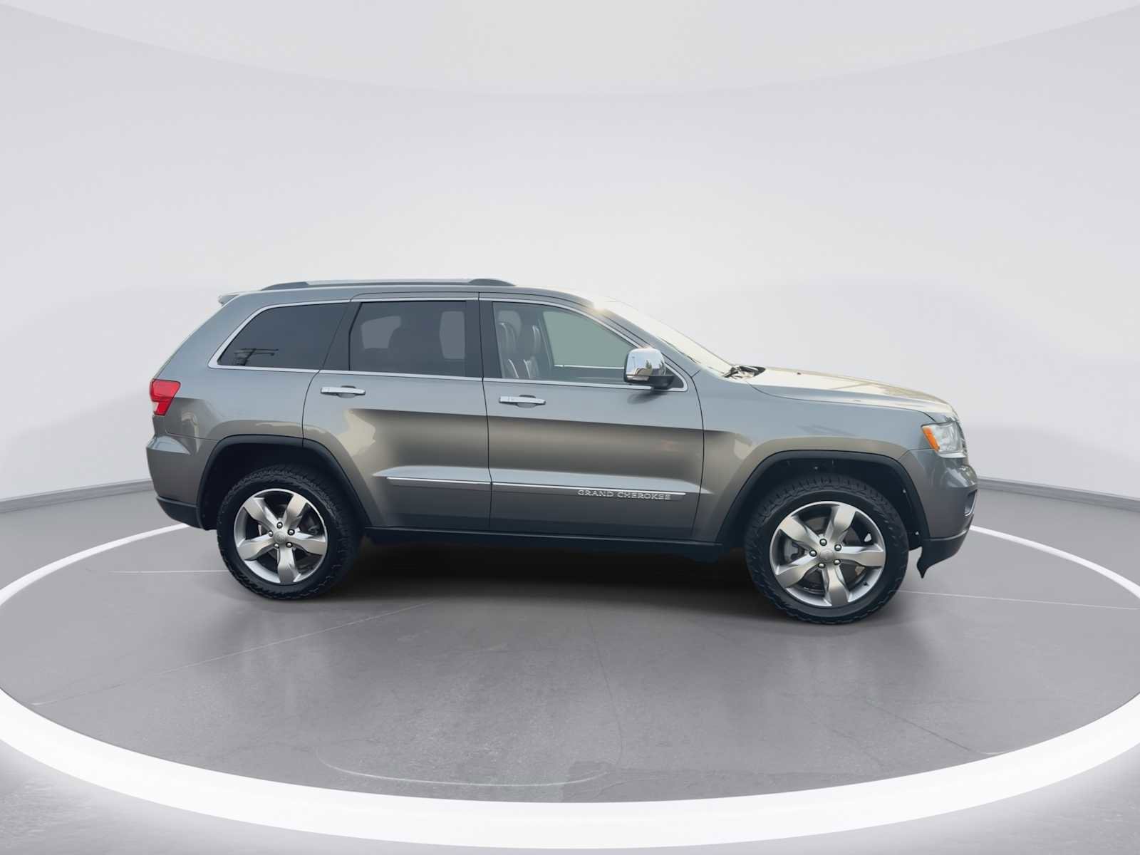 Used 2013 Jeep Grand Cherokee Overland AWD/4WD image 9