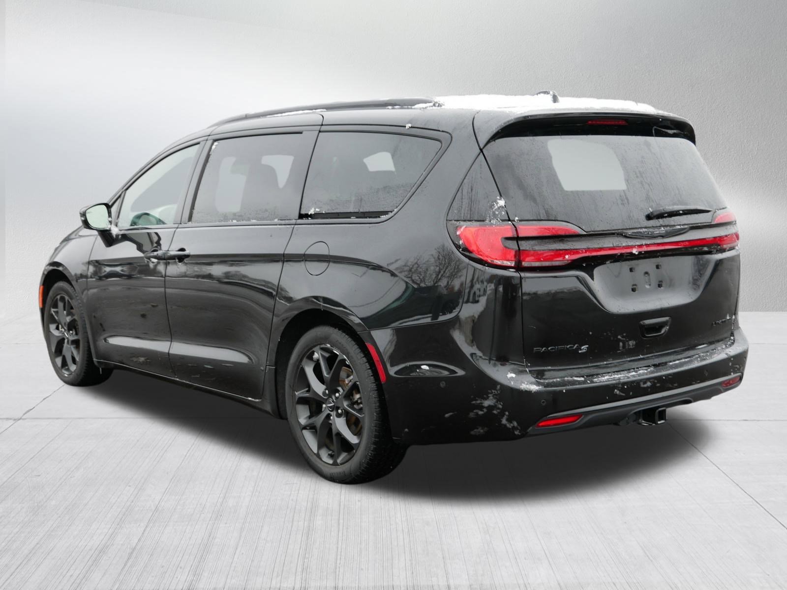 Used 2024 Chrysler Pacifica Limited w/ S Appearance Package image 5