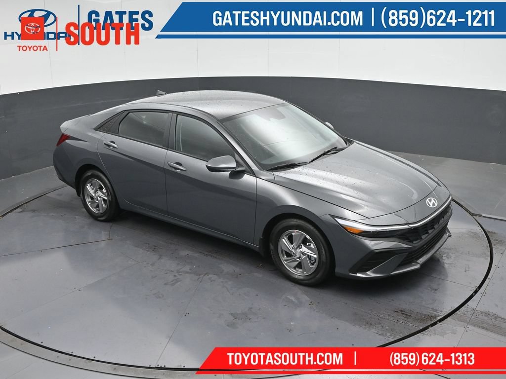 Used 2025 Hyundai Elantra SE FWD image 42