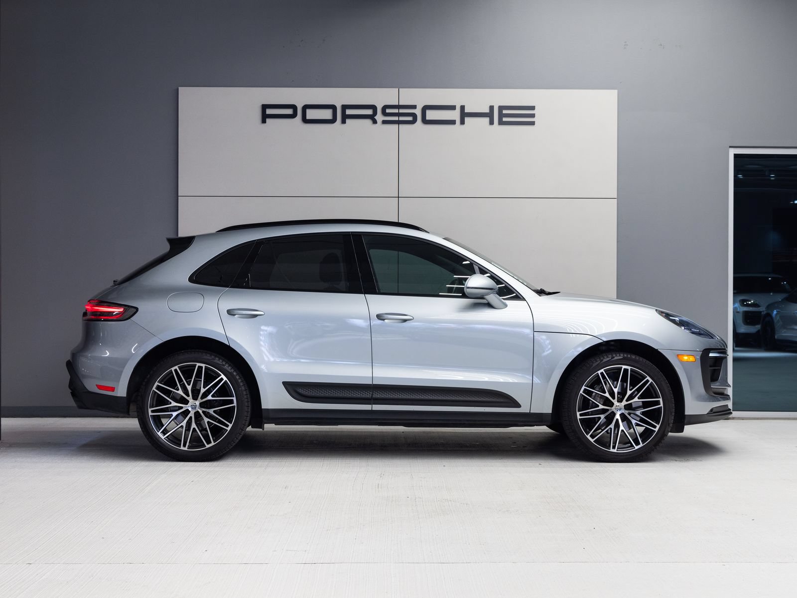 Certified 2024 Porsche Macan AWD/4WD image 8
