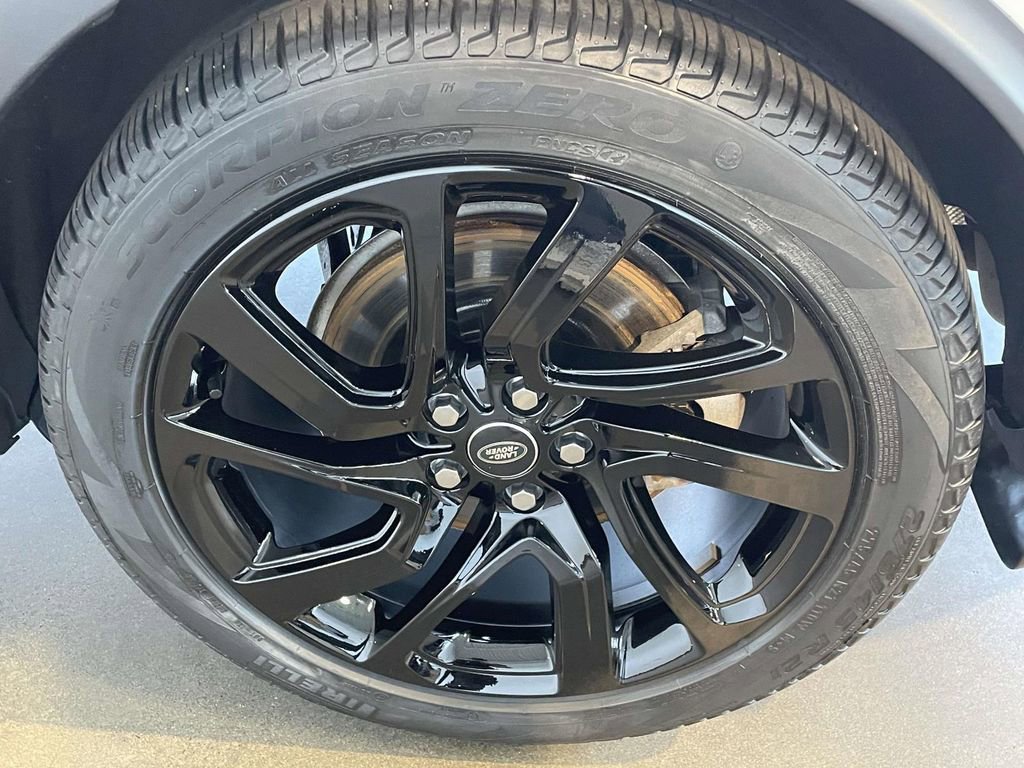 Used 2025 Land Rover Discovery S image 9