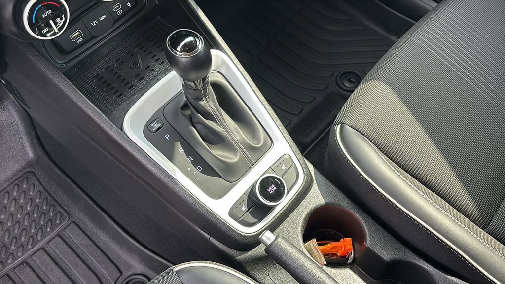 Used 2023 Hyundai Venue Limited image 21