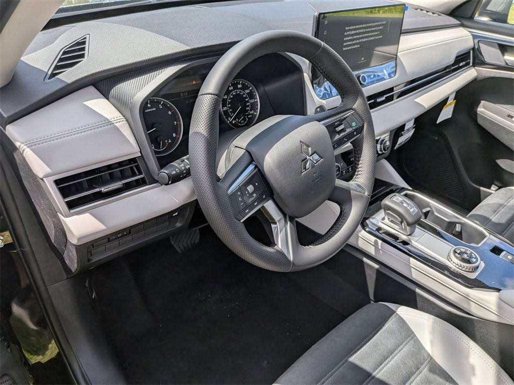 New 2025 Mitsubishi Outlander SE image 11
