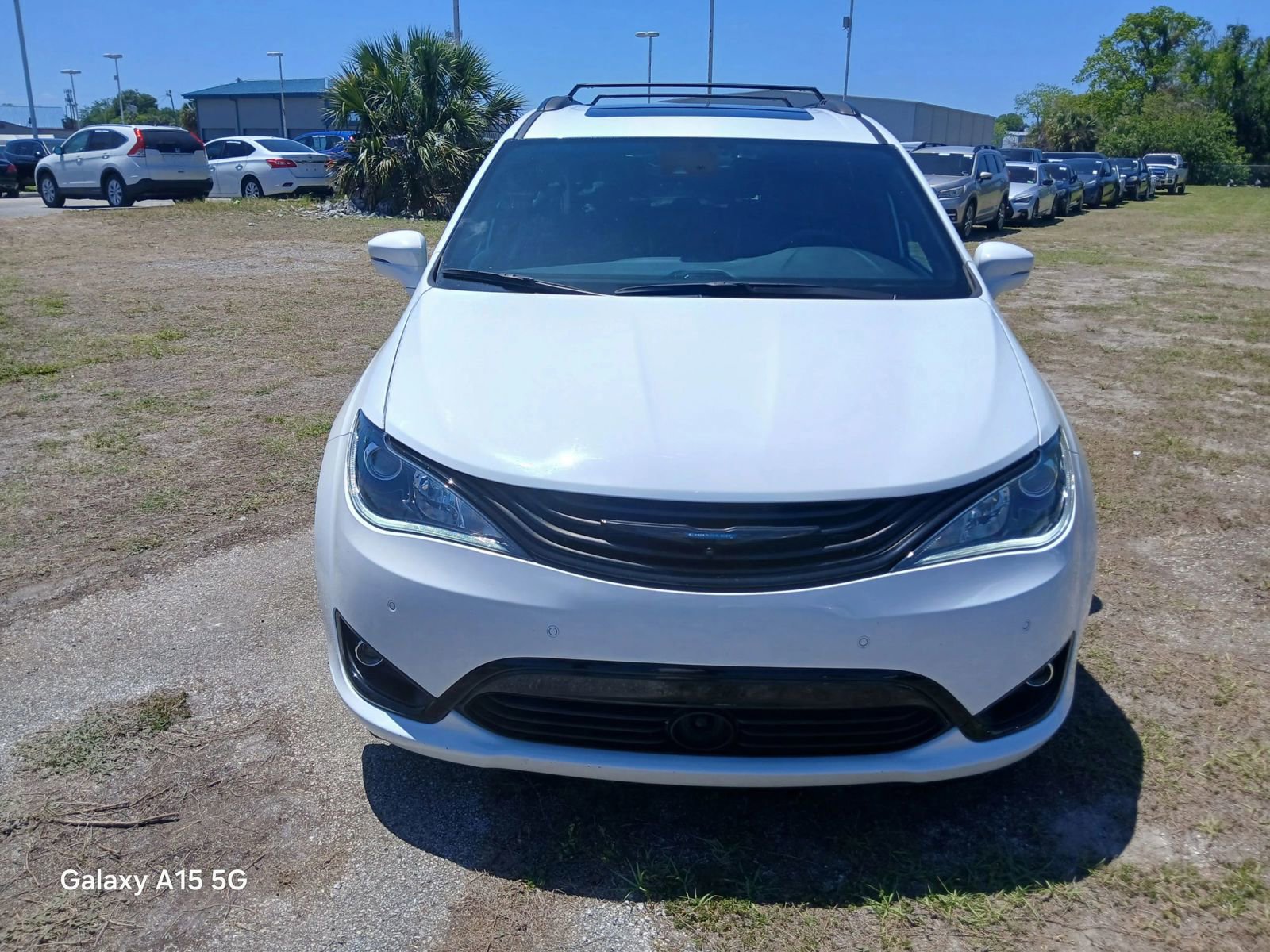 Used 2019 Chrysler Pacifica Limited w/ Advanced Safetytec Group FWD image 3