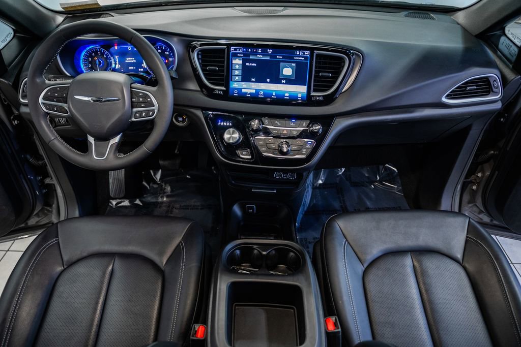 Used 2025 Chrysler Pacifica Select image 23