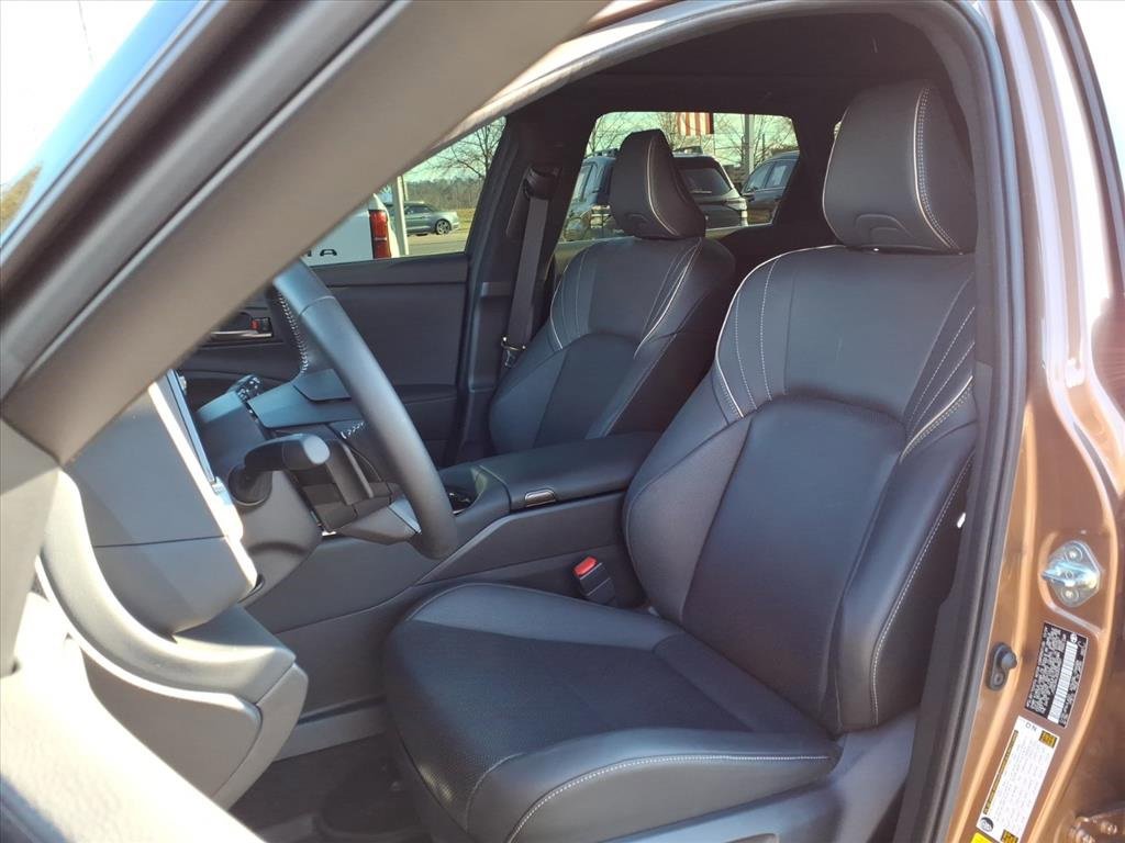 Used 2025 Toyota Crown Signia image 3