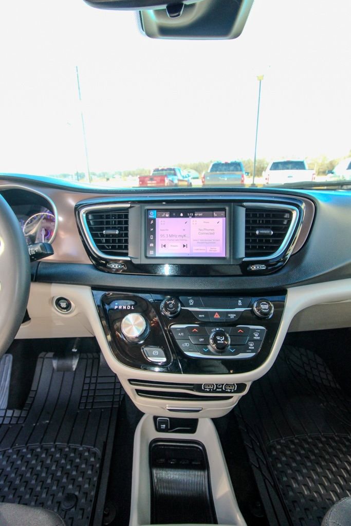 Used 2023 Chrysler Voyager LX image 27