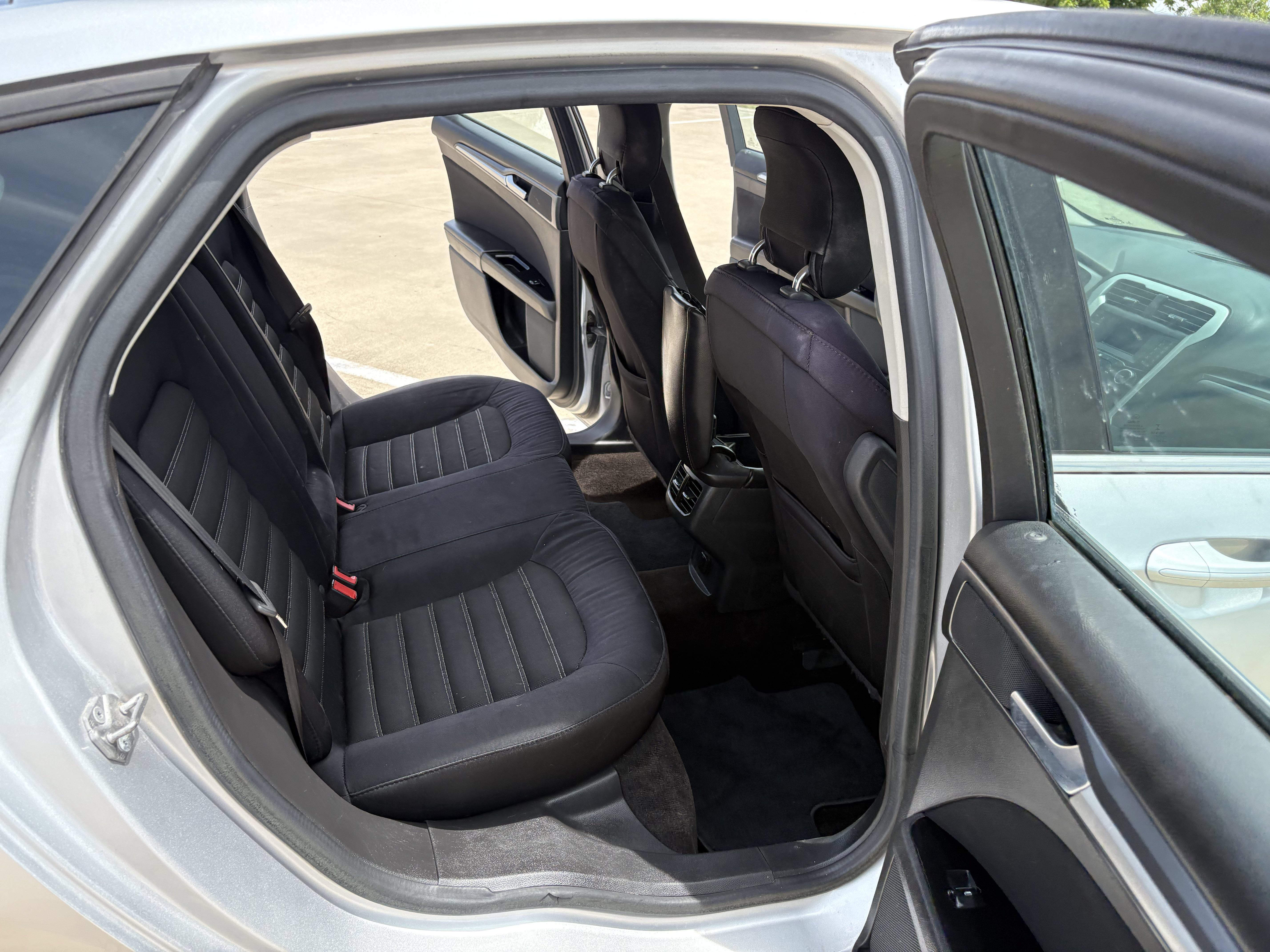 Used 2015 Ford Fusion SE FWD image 12