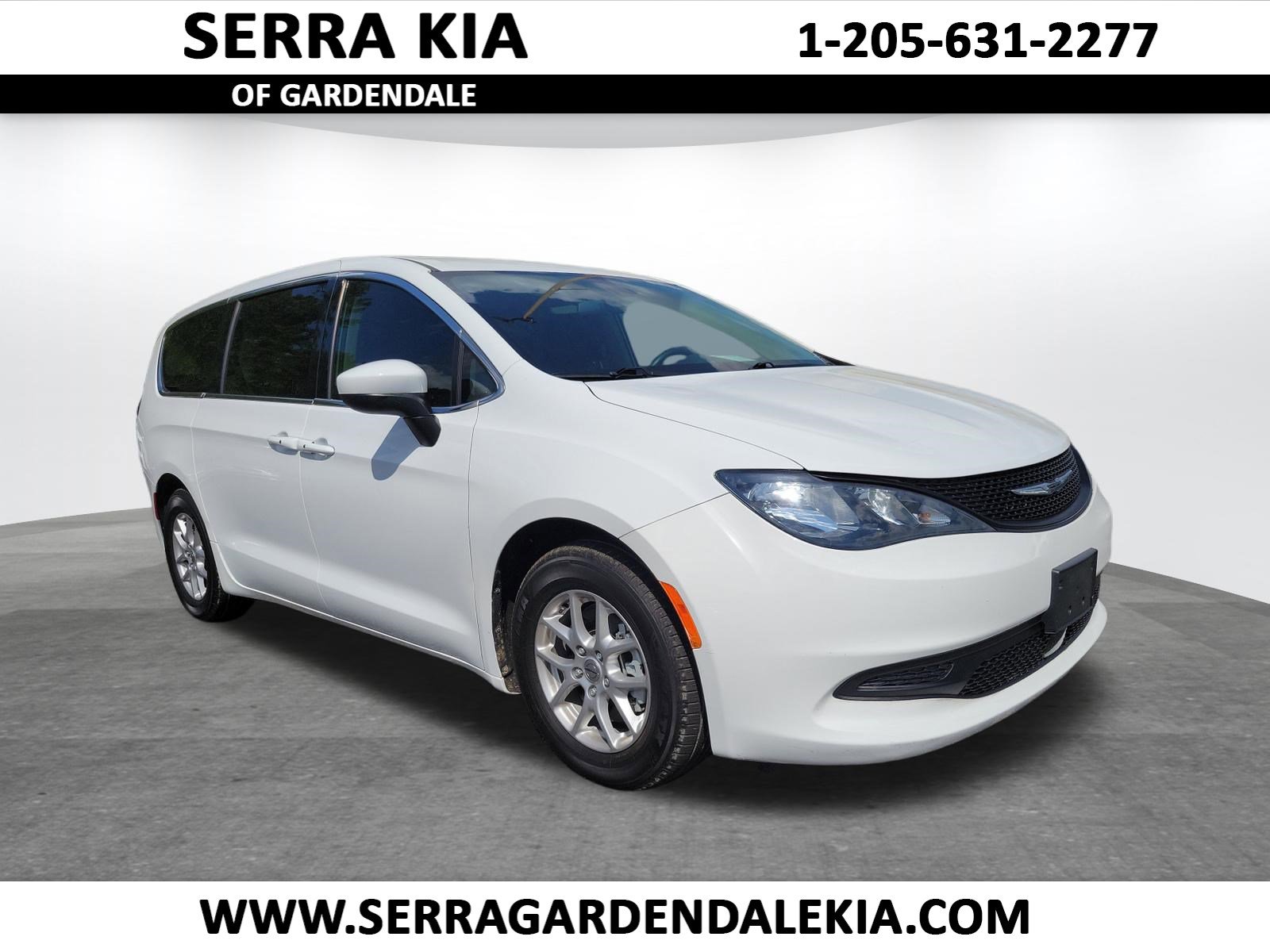 Used 2022 Chrysler Voyager LX image 1