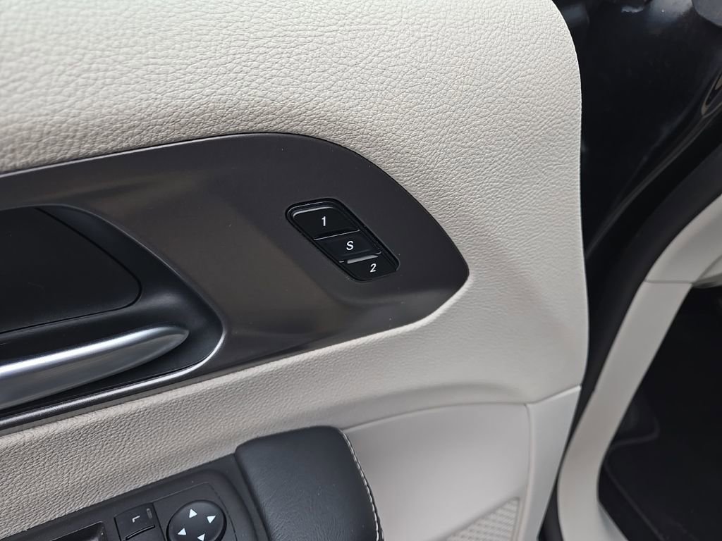 Used 2024 Chrysler Pacifica Touring-L image 30