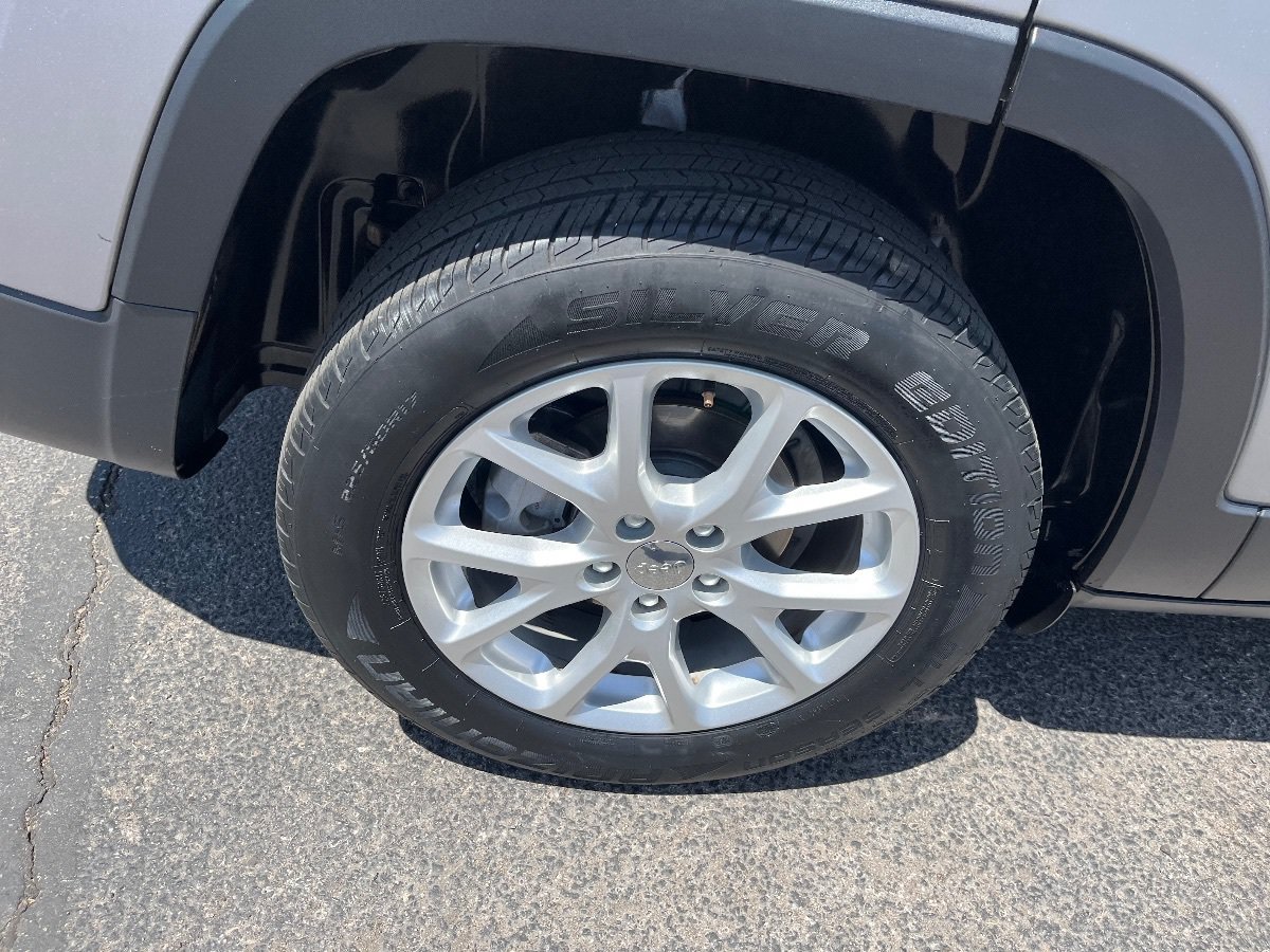 Used 2017 Jeep Cherokee Latitude FWD image 40