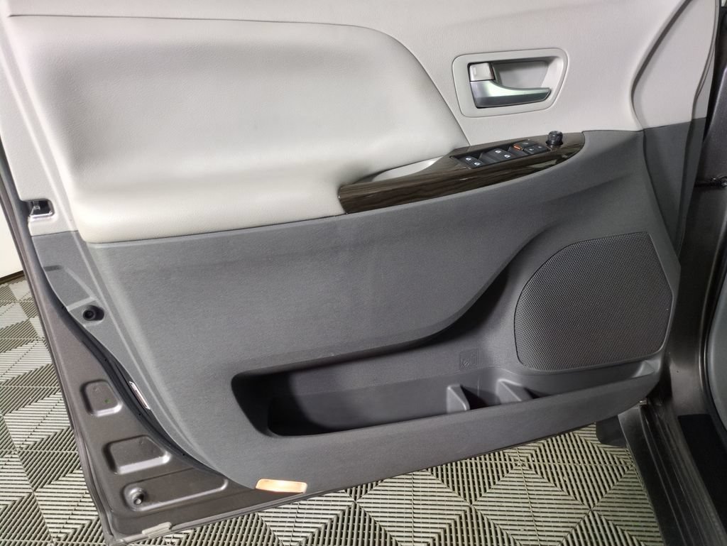 Used 2017 Toyota Sienna XLE Premium w/ Protection Package FWD image 13