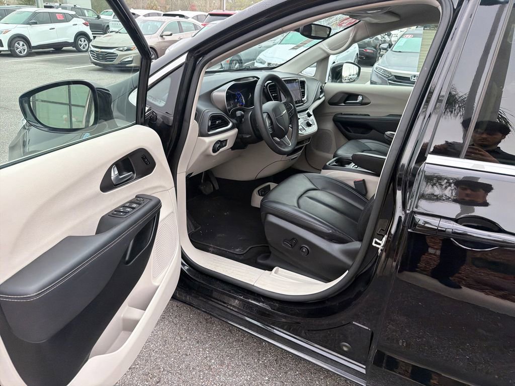 Used 2024 Chrysler Pacifica Select image 27
