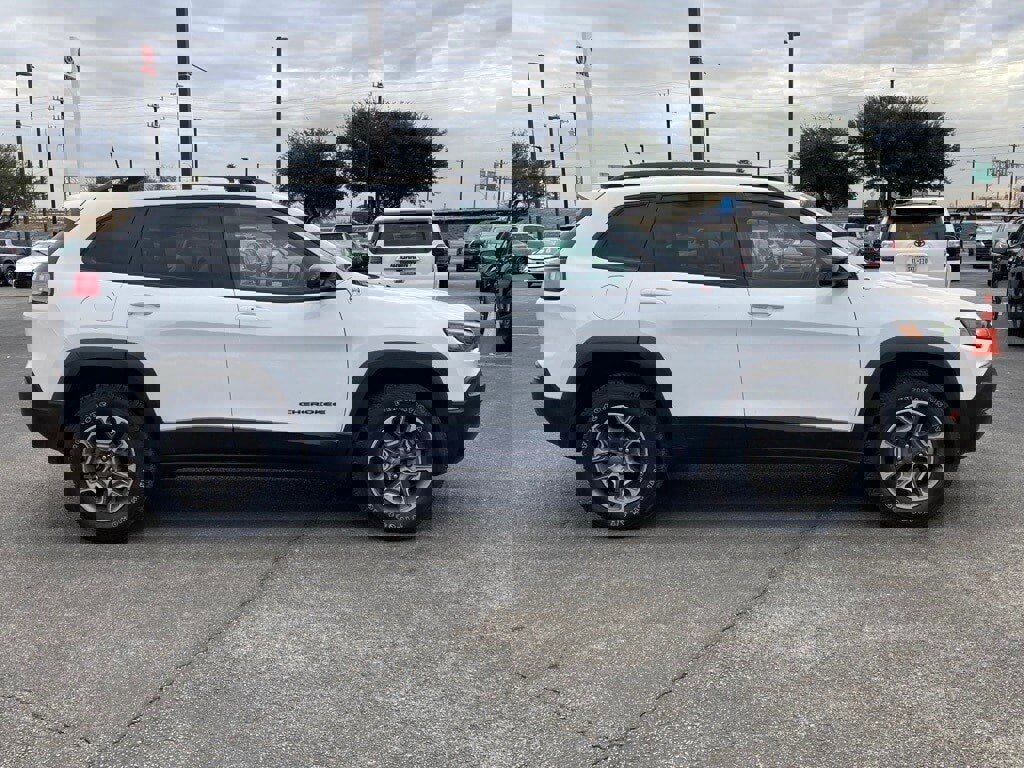 Used 2022 Jeep Cherokee Trailhawk image 3