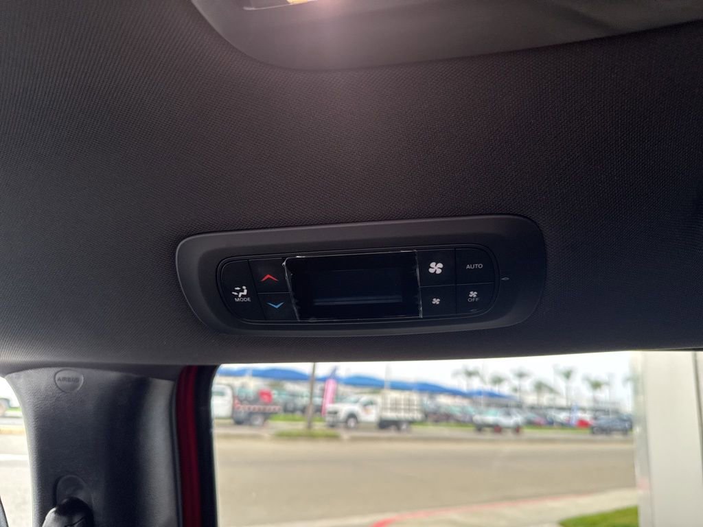 Used 2025 Chrysler Pacifica Select image 18